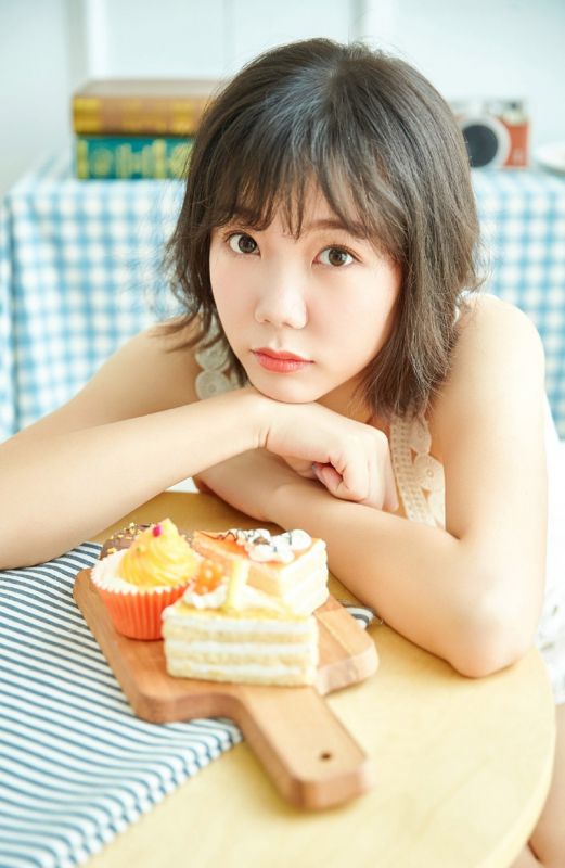 甜美女孩短发吊带裙诱人白嫩玉足写真