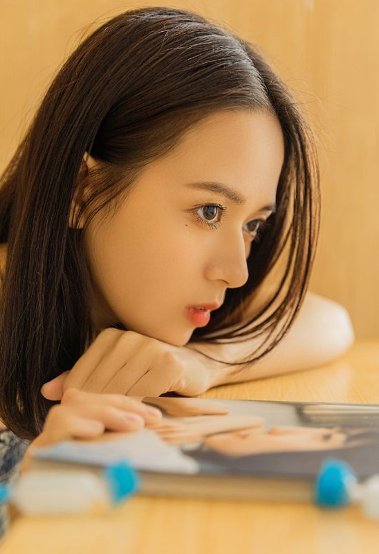 娇艳淑惠女神校花蓝色格子裙私房个人写真