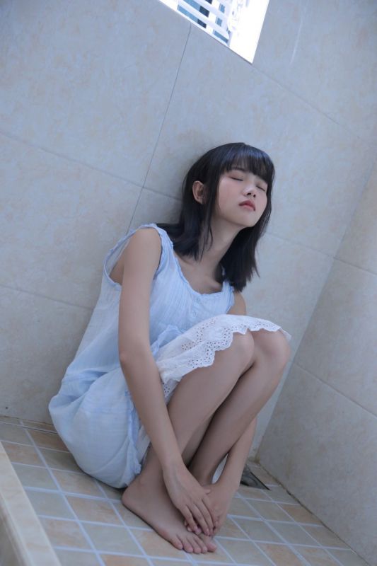 童颜少女浴室唯美养眼氧气稚嫩玉足美腿图片