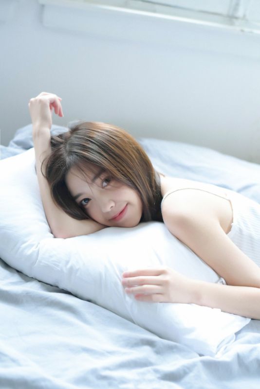 美乳美女床上性感酥胸吊带私房诱惑写真
