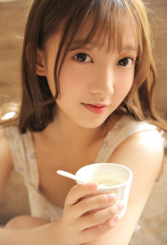 大眼可爱少女粉嫩睡衣梦幻养眼写真图片