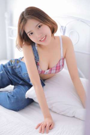 豪乳美女模特脱衣露事业线性感床照妩媚撩人写真