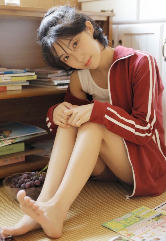 运动服少女吊带背心性感酥胸美腿裸照图片