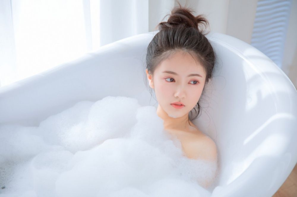 性感裸女妹妹浴缸泡泡浴大胆湿身诱惑福利摄影写真
