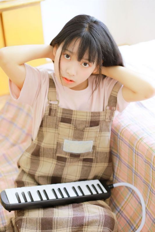 电子钢琴小能手少女活泼青涩大眼灵动清纯生活写真