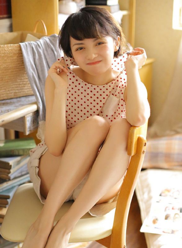 邻家少女闺房酥胸吊带裙唯美清爽写真