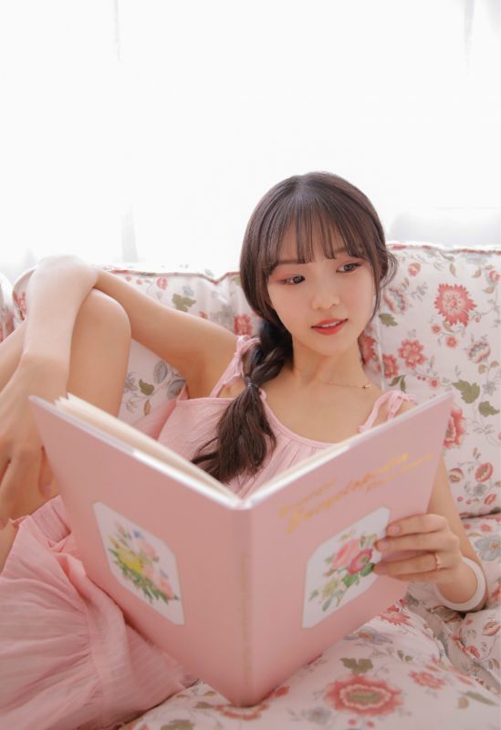 闺蜜室内自拍清纯可爱女孩笑容写真