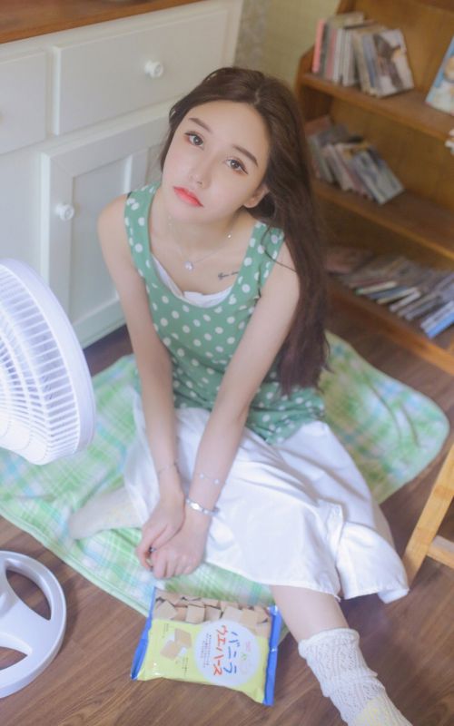 美食小吃货少女长发气质性感纯美大胆撩人写真