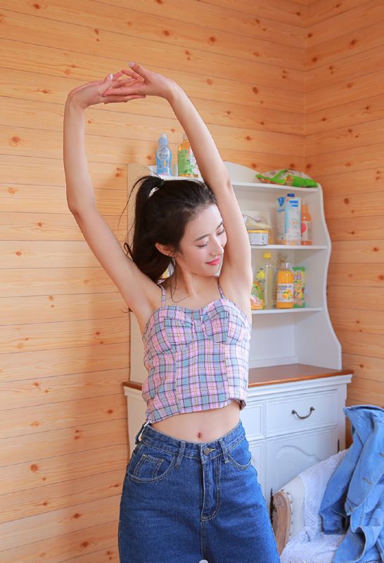 扎马尾的内衣女孩牛仔长裤性感美腿居家诱惑写真