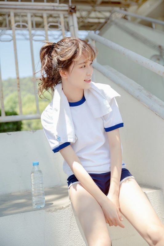 皮肤白皙清纯学生小妹子运动装性感操场阳光养眼诱惑写真