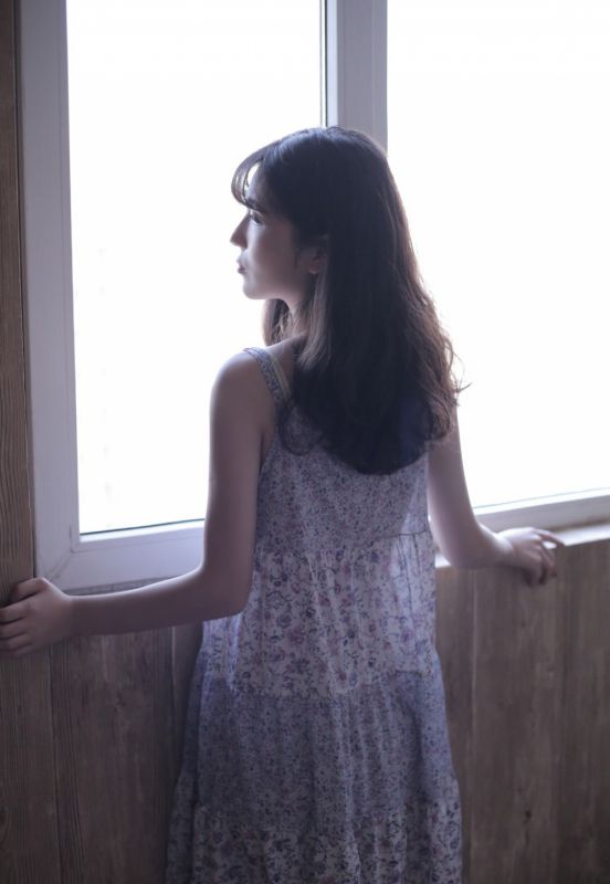 吃葡萄少女火辣身材酥胸深沟私房性感裸照写真