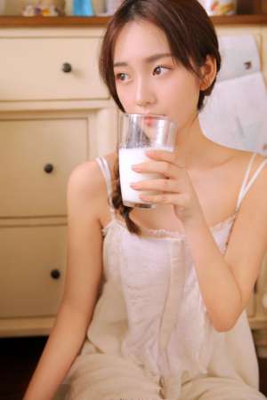 韩国傻白甜少女清晨爱喝牛奶性感生活写真图片