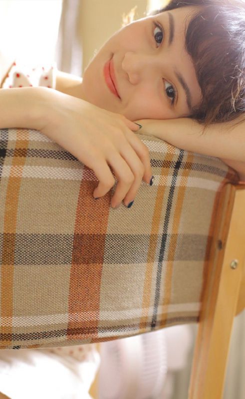 邻家少女闺房酥胸吊带裙唯美清爽写真