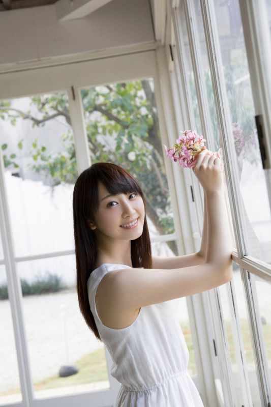 日本清纯美女松井玲奈白色短裙迷人写真