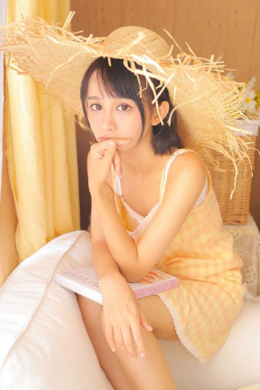 幼嫩小处女妹妹居家黄色连衣裙清纯可人写真