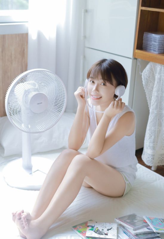 日系短发少女白皙居家空灵氧气清新写真