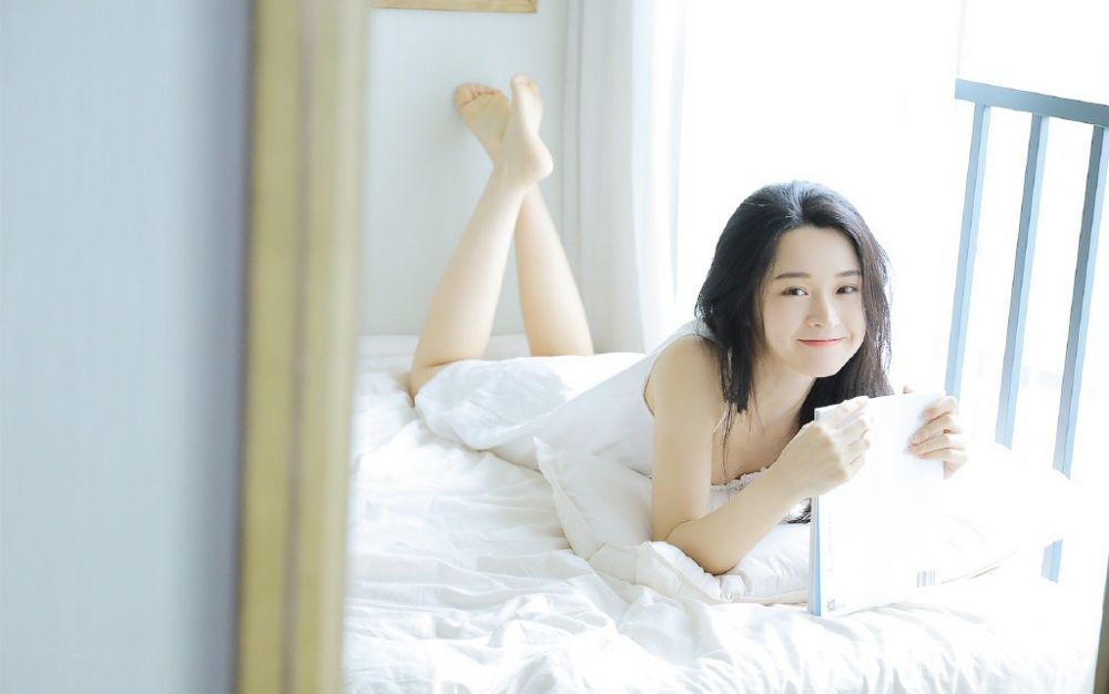 清纯氧气美女白嫩幼妻私房吊带睡裙惹火图片