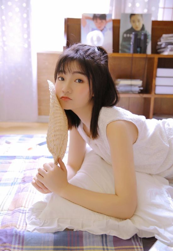 00后机灵美少女闺房白裙子裸白皙美腿诱人写真