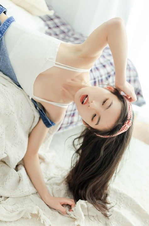 美女模特性感背带裤诱人香背美腿白嫩诱惑写真
