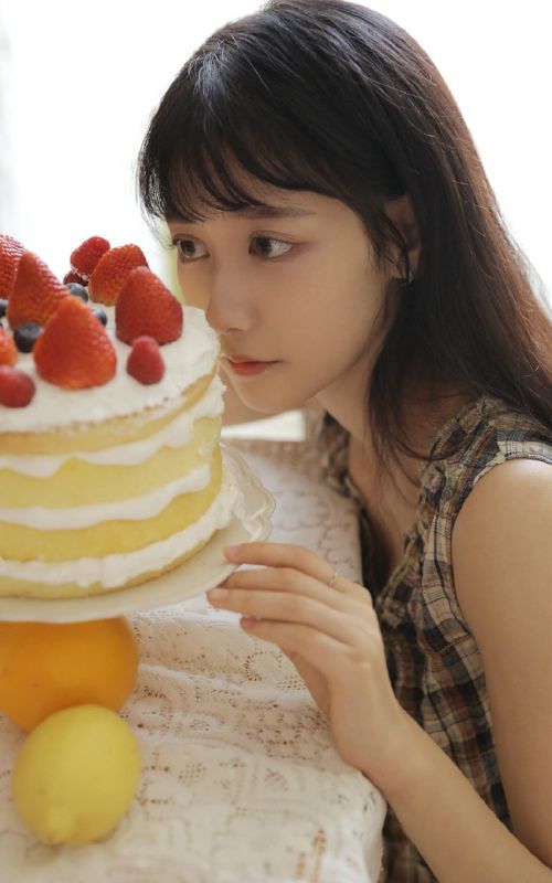 吊带酥胸娇艳长腿美女御姐居家性感风骚诱惑写真
