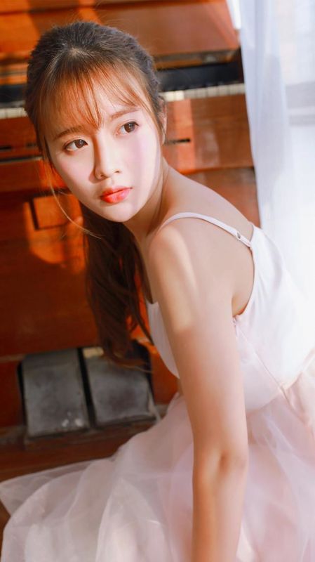 白纱吊带长裙美女梦幻香艳玉肩锁骨性感成人学院写真