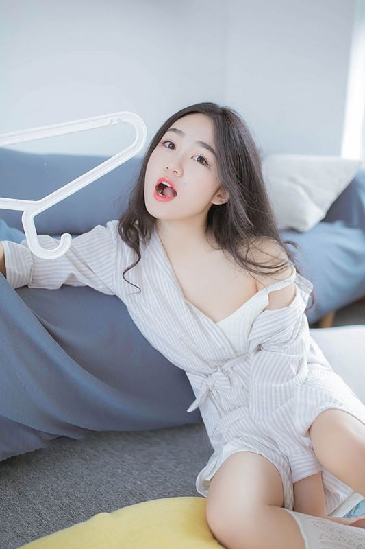 白背心气质美女白皙酥胸微露性感大胆风情美腿妖娆写真