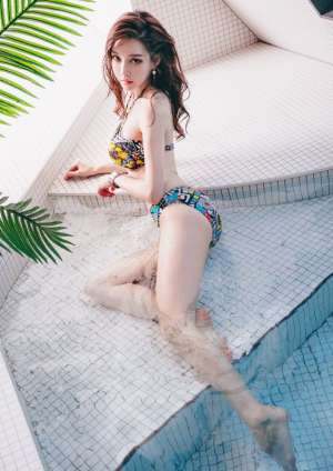 人体姐妹花双飞比基尼性感火辣泳池湿身大胆写真
