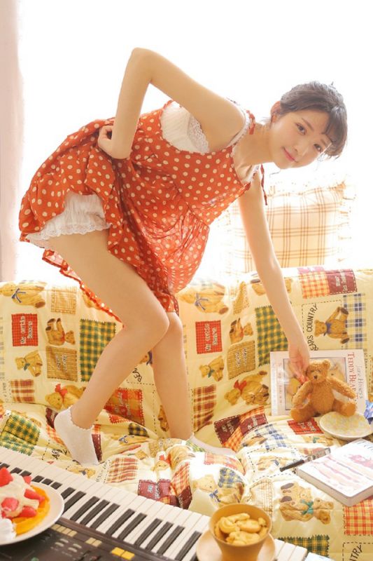 粉嫩娇羞美女橘色蕾丝裙性感美腿靓丽诱惑私房写真