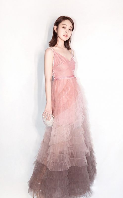 清新靓丽少女张佳宁吊带长裙青涩养眼图片