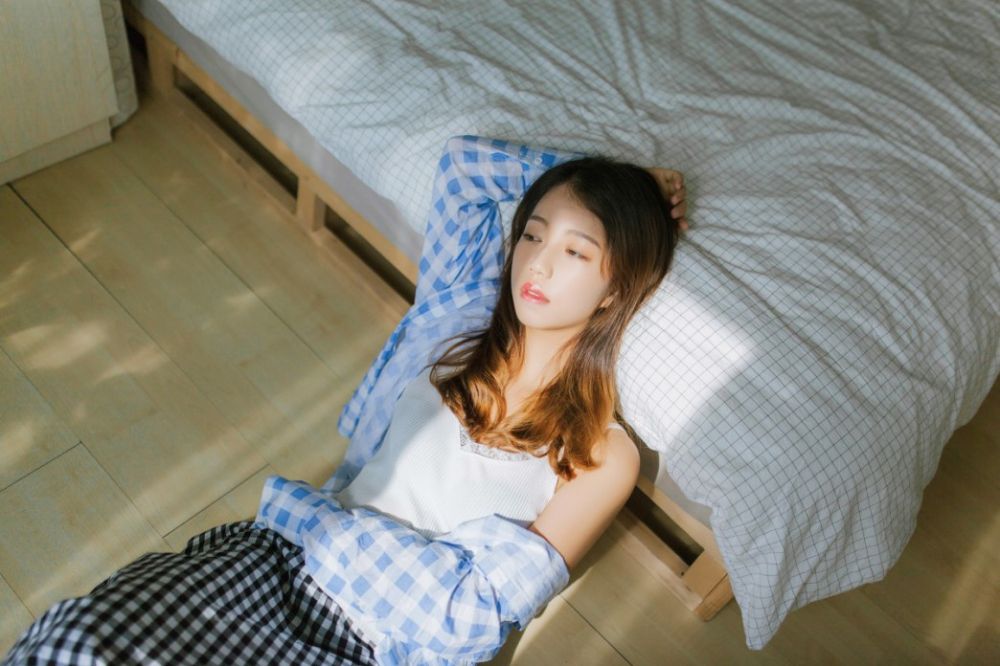 居家少女白色吊带香肩露乳性感妩媚生活写真