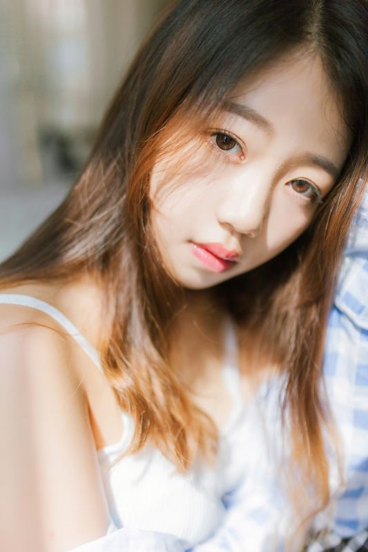 居家少女白色吊带香肩露乳性感妩媚生活写真