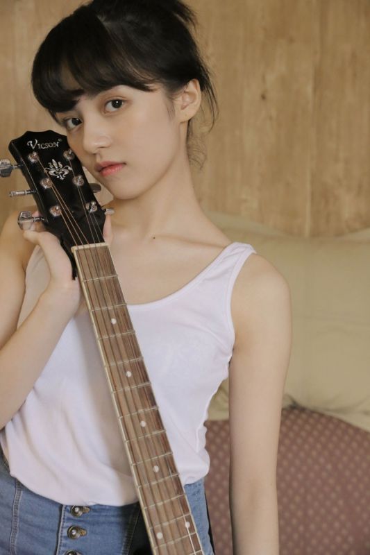 小背心内衣少女古灵精怪俏皮清纯诱惑居家写真