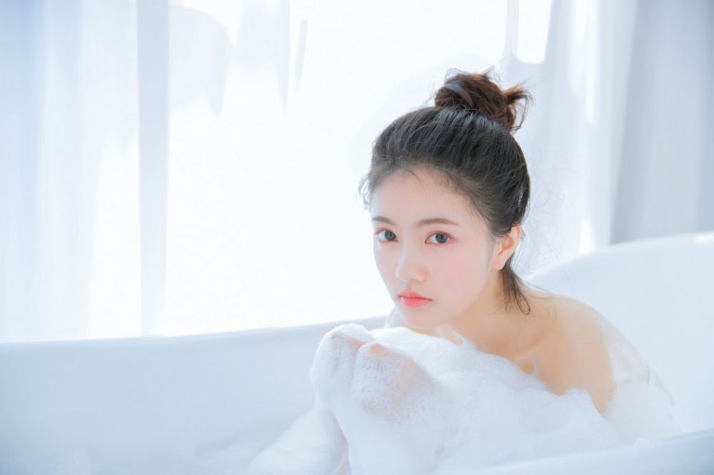 性感裸女妹妹浴缸泡泡浴大胆湿身诱惑福利摄影写真