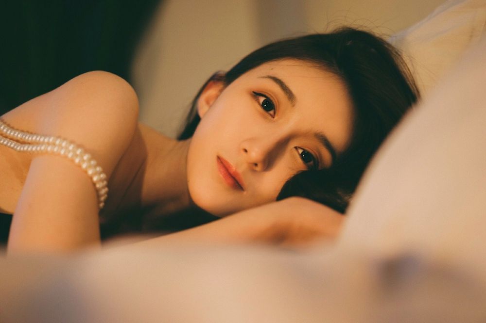 床上美女御姐风情多姿性感诱惑体艺术照片