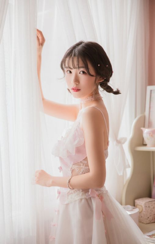 吊带香艳蕾丝内衣高中美女人体艺术摄影写真图片