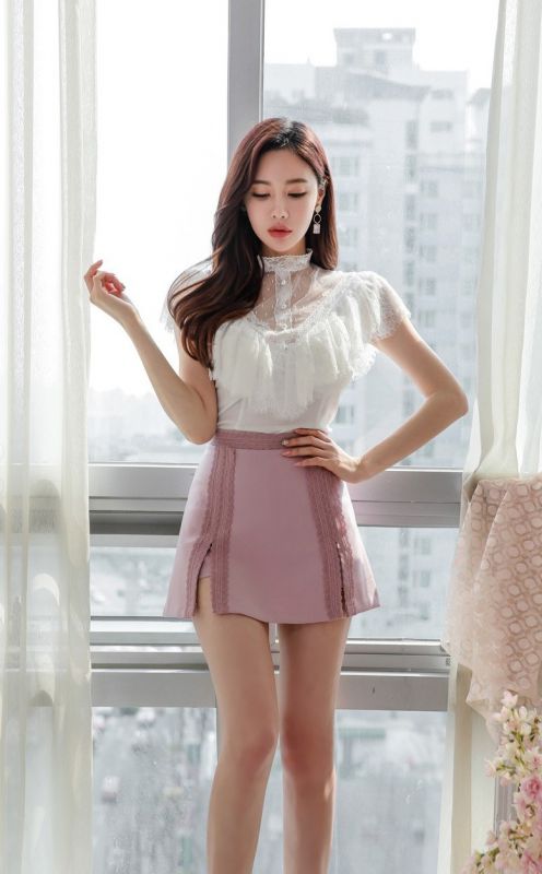 韩国美女模特雪纺衫搭配粉色褶裙露出高挑美腿性感摄影图