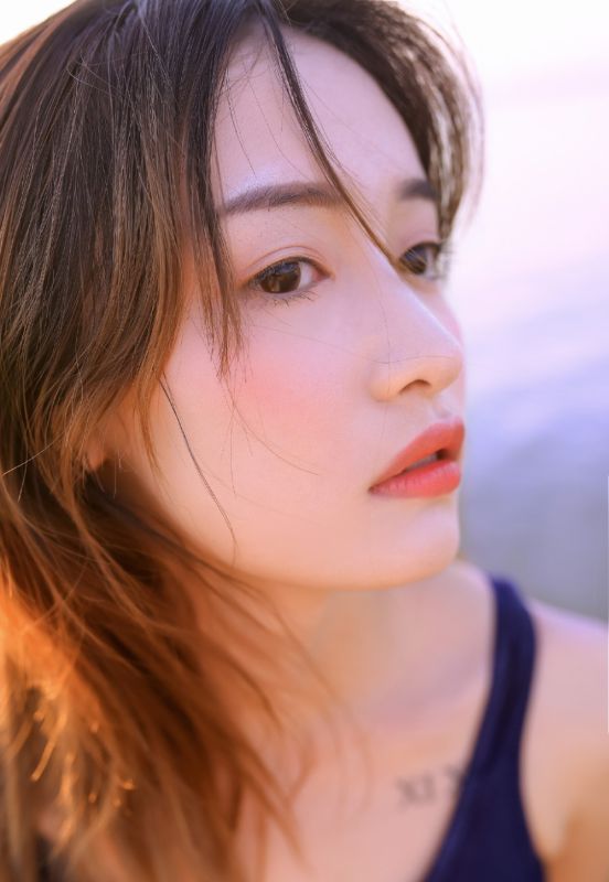长发美女死库水性感娇姿海边比基尼写真