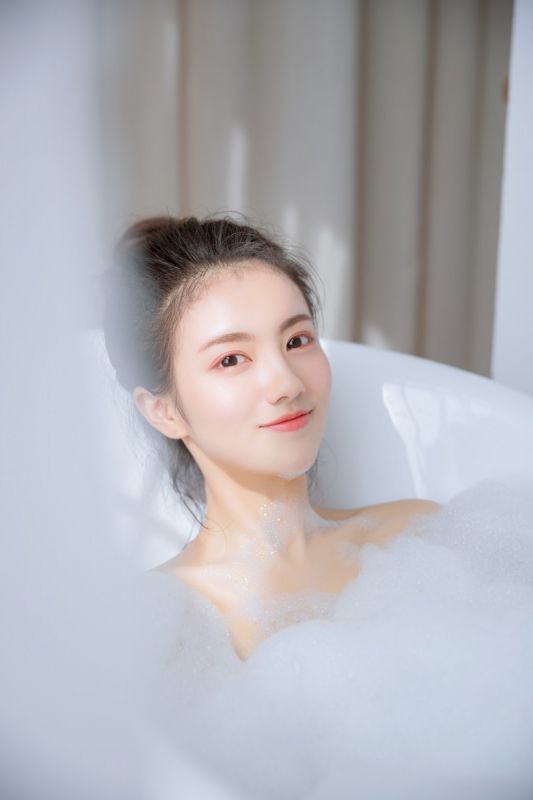 性感裸女妹妹浴缸泡泡浴大胆湿身诱惑福利摄影写真