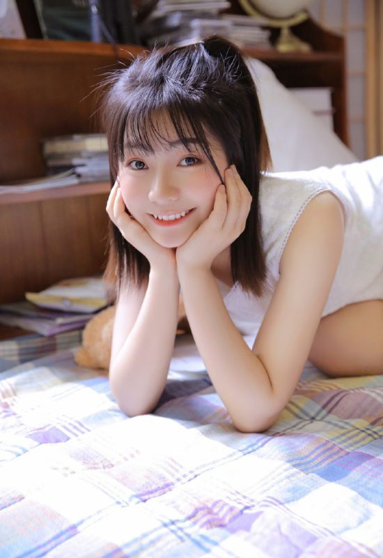 00后机灵美少女闺房白裙子裸白皙美腿诱人写真