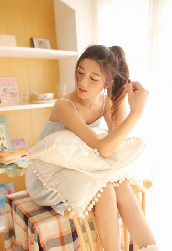 95后美女模特白肤水嫩性感小乳吊带内衣写真