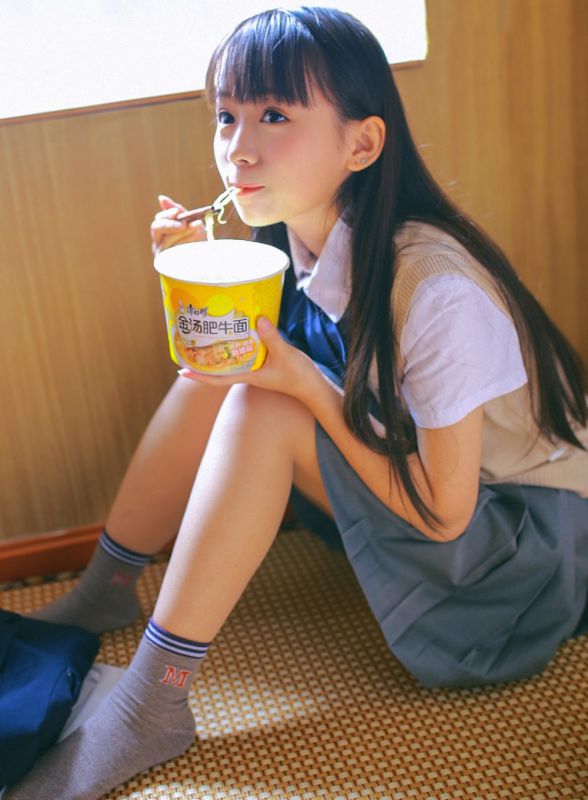 可爱萝莉体操服丰满美腿性感惹火写真
