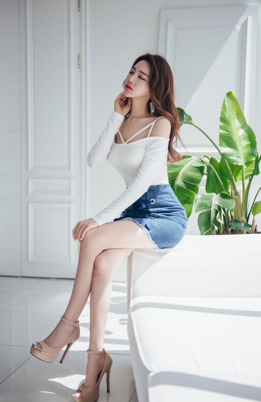 韩国美腿美女模特牛仔A裙性感翘臀火辣写真