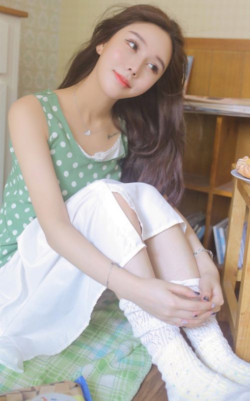 美食小吃货少女长发气质性感纯美大胆撩人写真