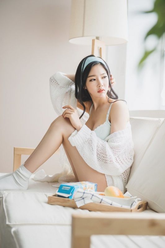 时尚气质韩国美女短发丰韵酥胸写真