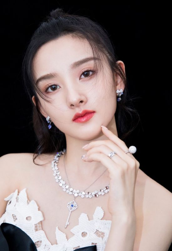 童颜甜美女孩宋祖儿舞台颁奖现场清纯图片