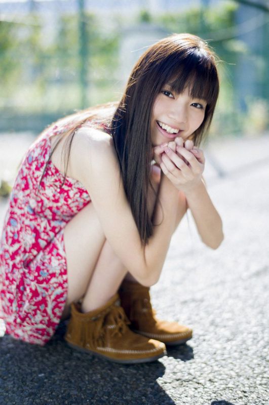 日本氧气美女清纯白皙街头养眼邻家气质写真图片