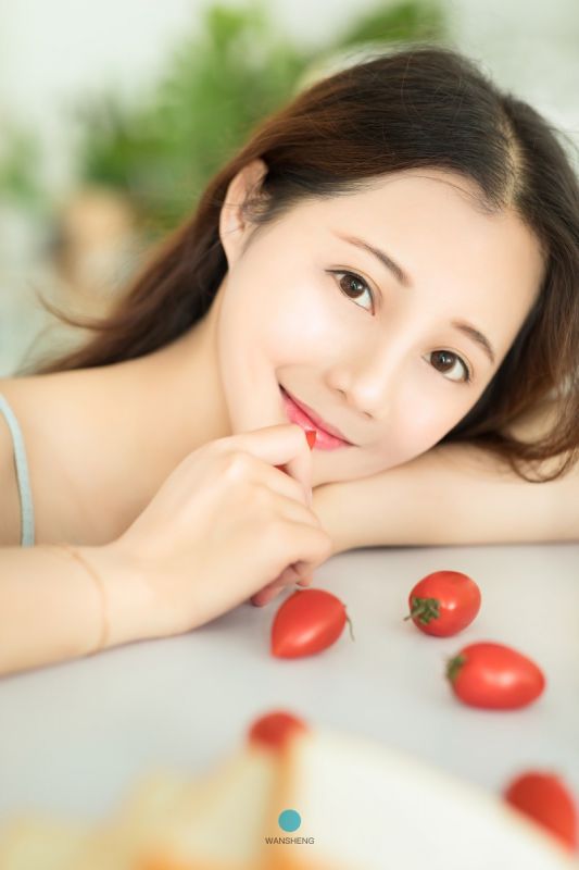 小卷发美少女吊带内衣雪肌嫩乳性感美腿写真