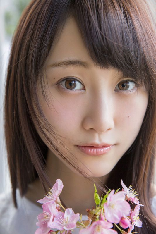 日本清纯美女松井玲奈白色短裙迷人写真