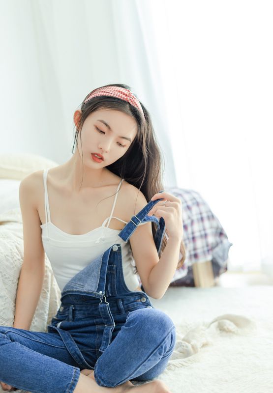 美女模特性感背带裤诱人香背美腿白嫩诱惑写真