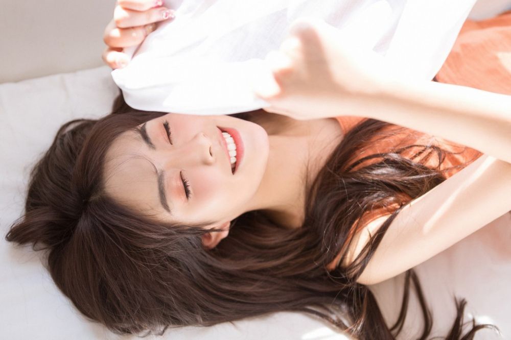 日本甜心少女露齿笑容绽放清纯性感私房前凸后翘写真